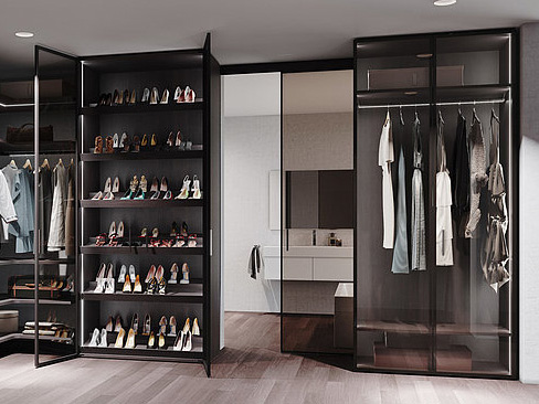 Kleiderschrank mit Drehtüren